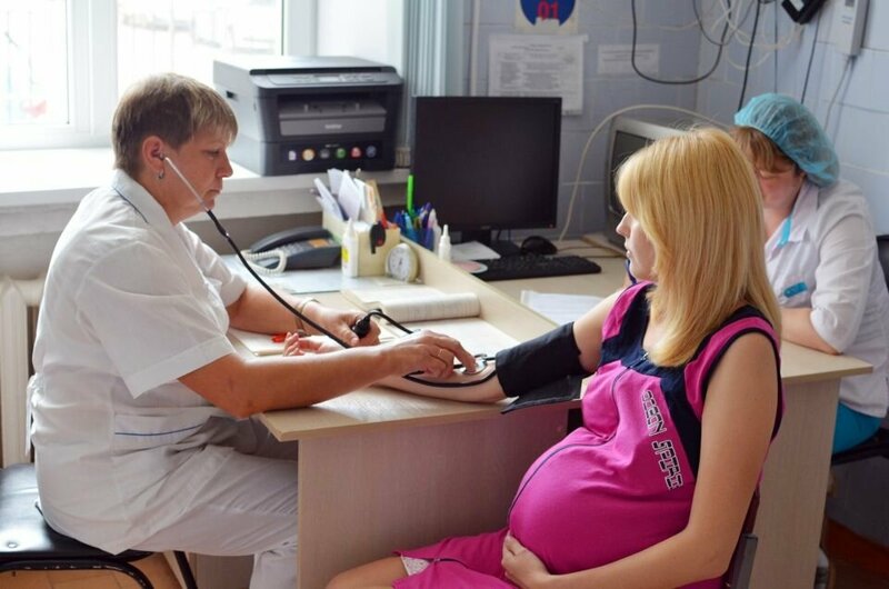 В роддоме будущую маму встречает врач акушер-гинеколог приемного отделения. 